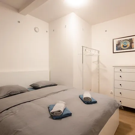 Spacious In Quiet Courtyard Near Charles Bridge Διαμέρισμα
